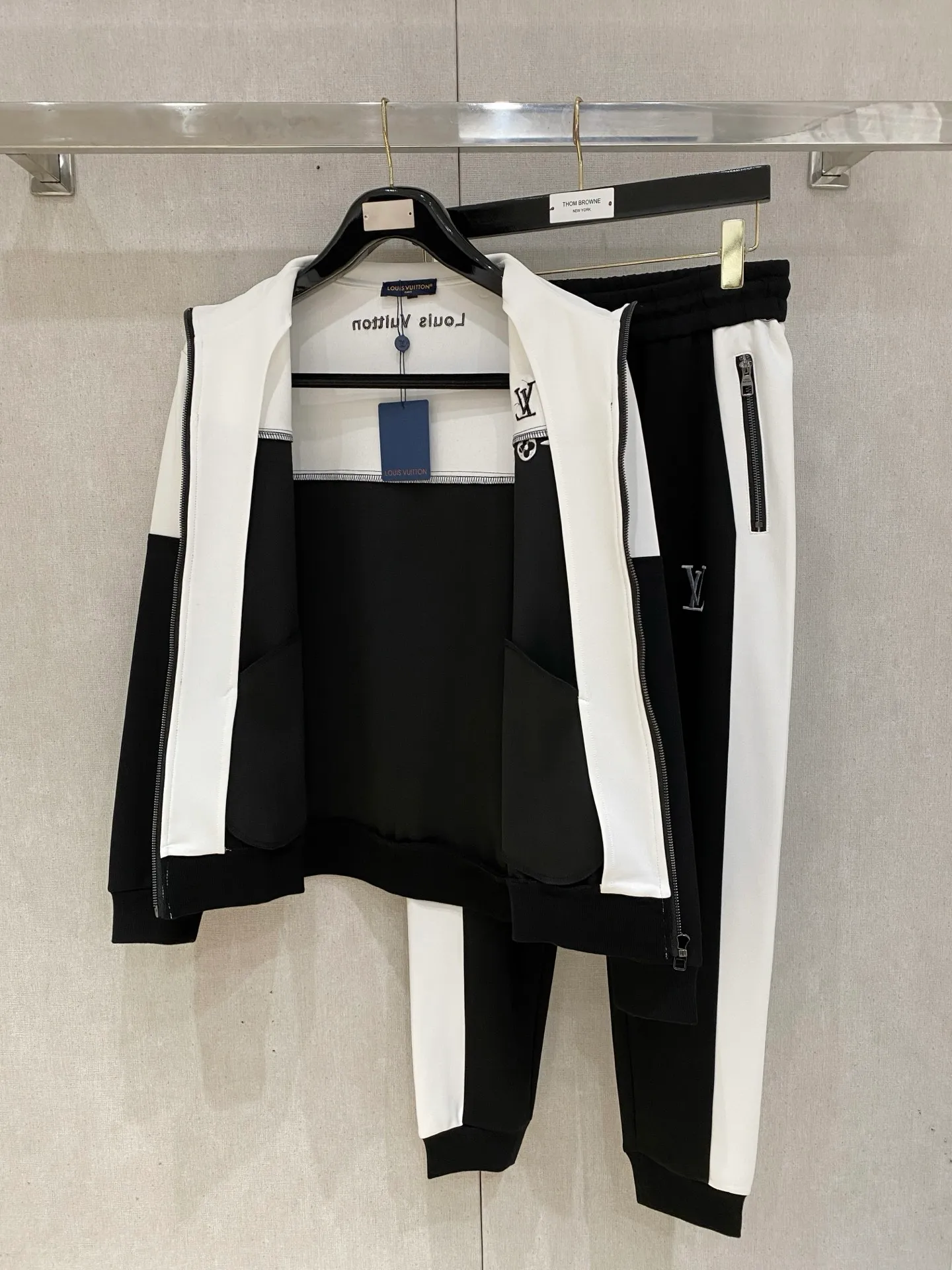 🅿️720 LV hot-selling suit is coming. Focus on the original version of the official website. 2025 new hot-selling cardigan suit. The original order is the best. 🇭🇰The meticulous work of top designers. It has a fitting and perfect upper body effect. All-natural high-quality Tencel Roman cotton 100%, close-fitting comfort, noble and elegant! Original hardware embodies elegance and nobility! Counter size: M-3XL (maximum wear up to 190 pounds)